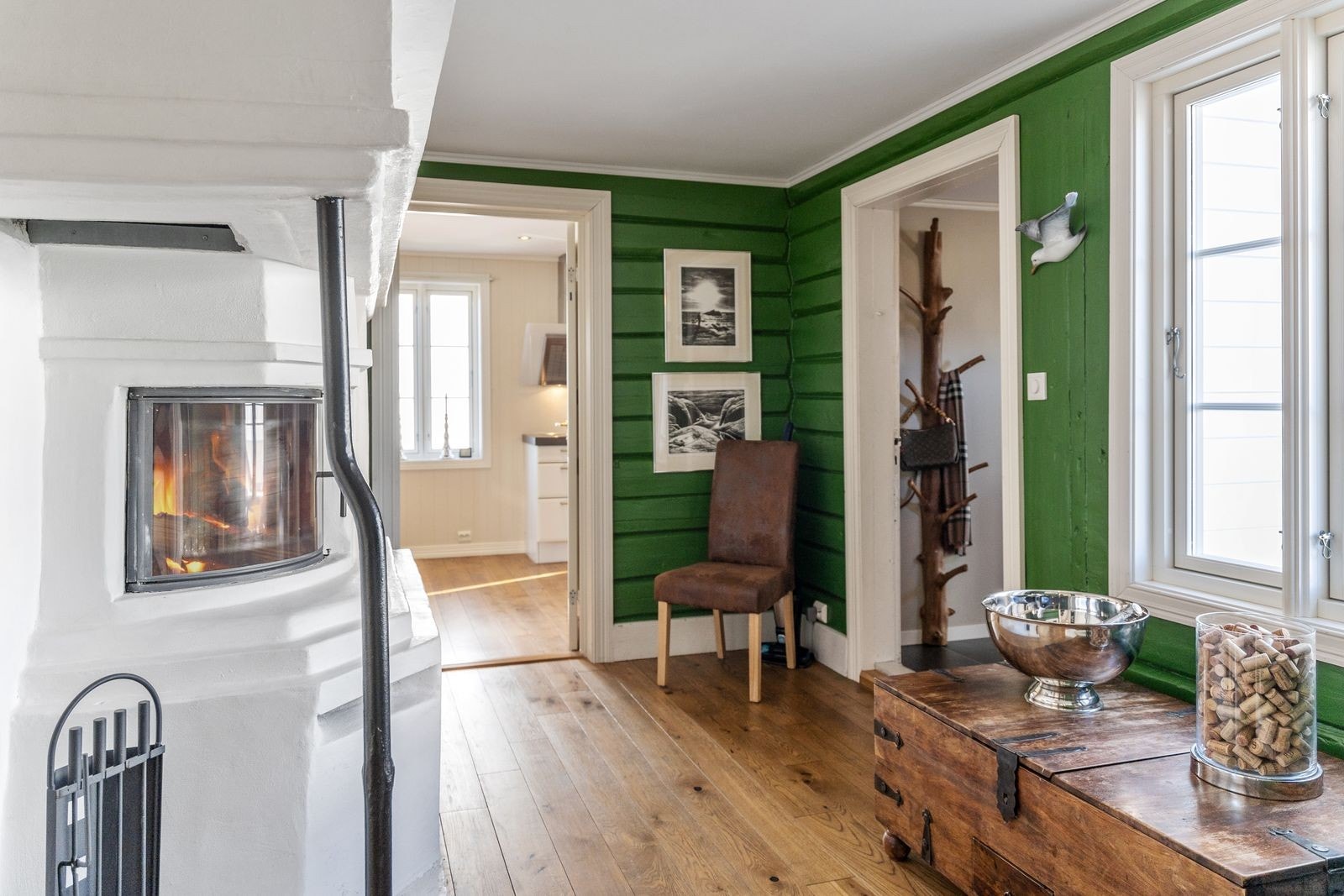 Fra forstuen med peis. Herfra går du inn til kjøkken, stue og bad/vaskerom. Galleribilde