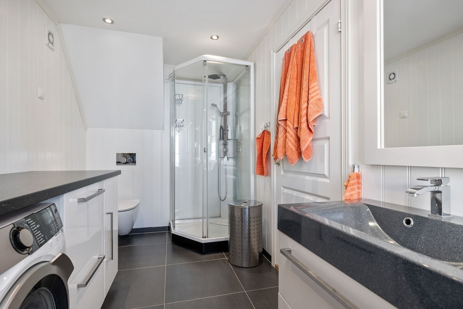 Romslig bad med fliser på gulv og varmekabler. Galleribilde