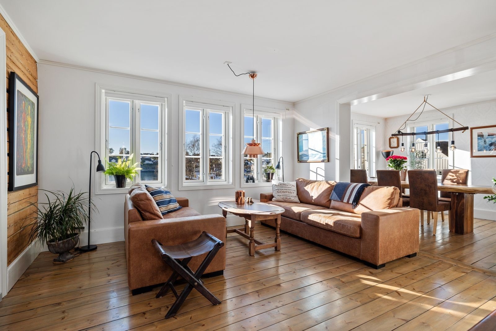 Hovedstuen har store vindusflater mot havna Galleribilde