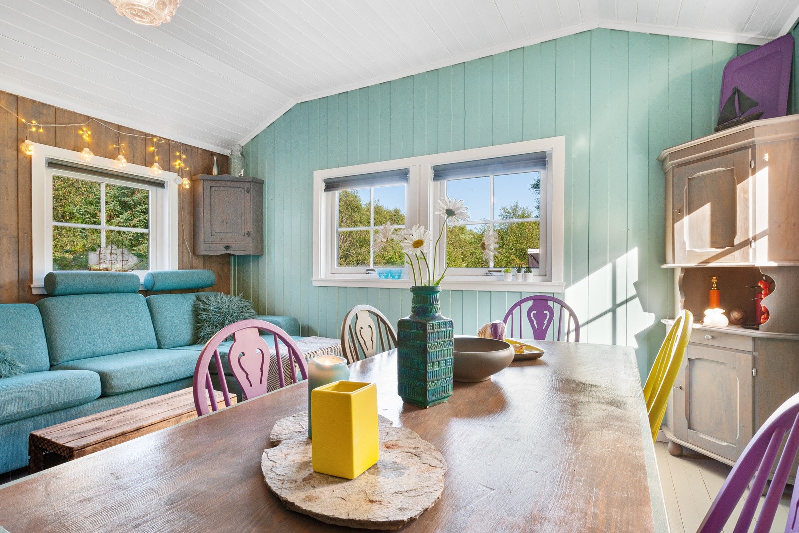 De mange vinduene i stuen bidrar til å skape mye naturlig lysinnslipp. Galleribilde