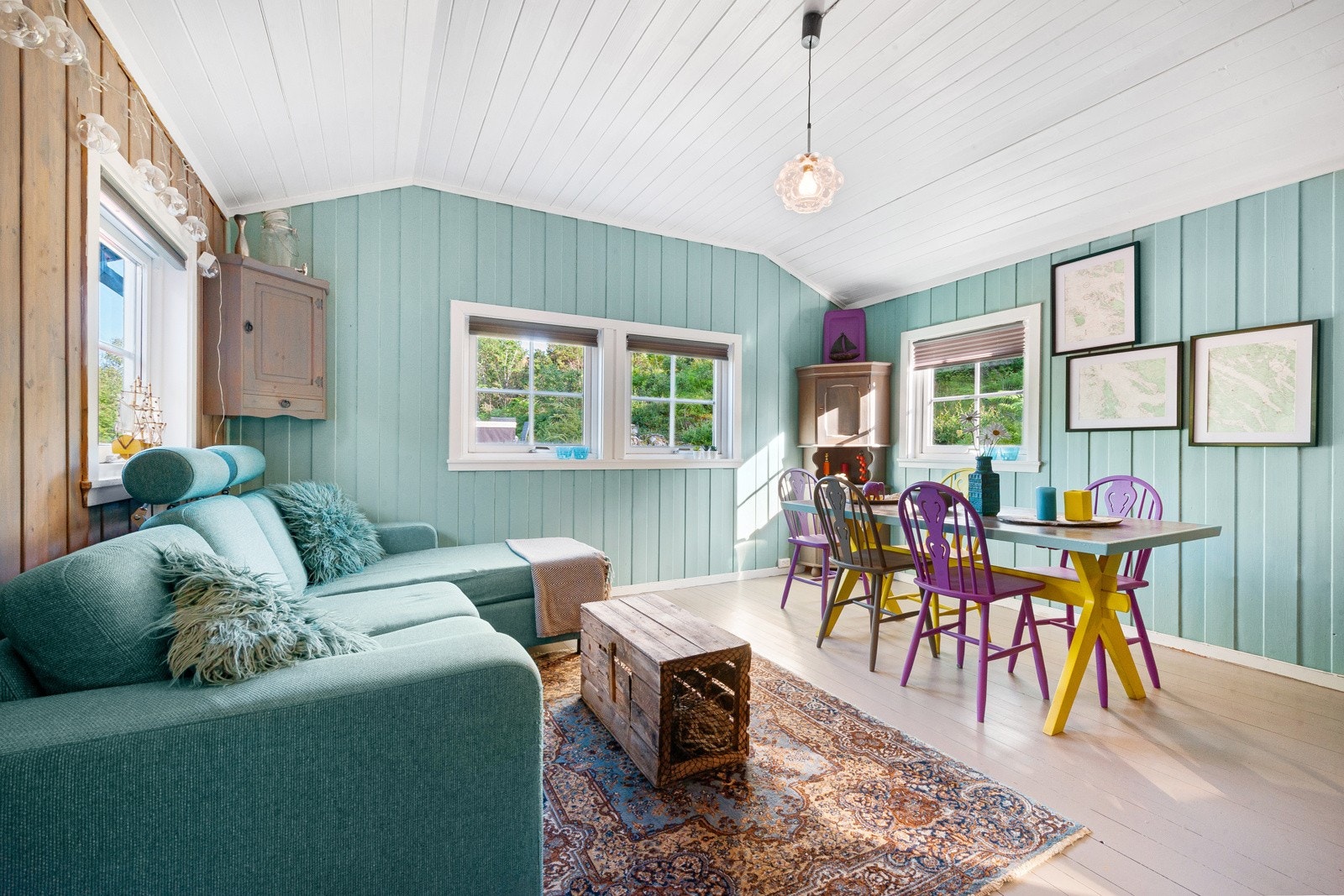 Romslig stue malt i friske farger. Galleribilde