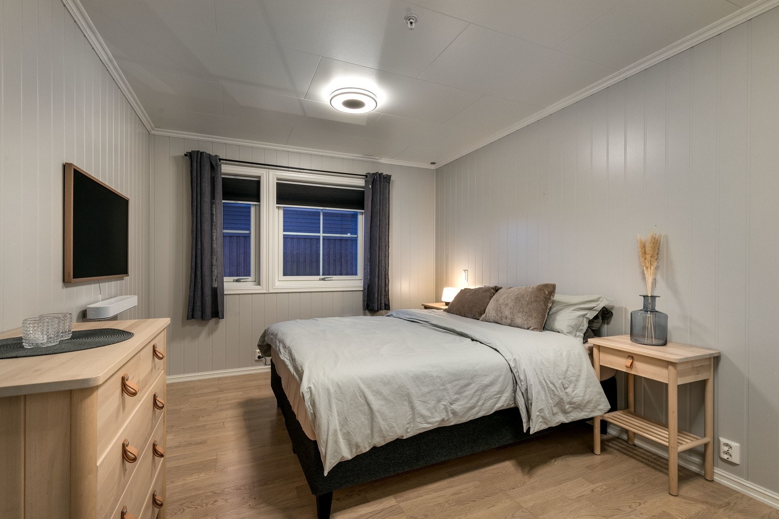 Hovedsoverommet har god plass til dobbeltseng med tilhørende nattbord på hver side. Galleribilde