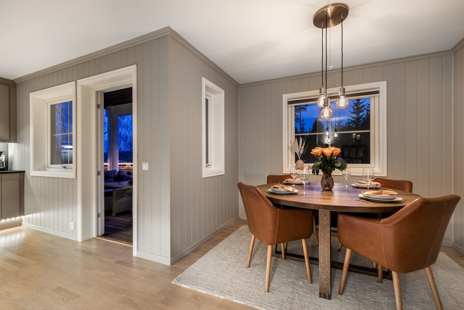 Fin avsatt plass til å sette inn spisebord i spisestuen, ved kjøkkenet. Her kan mange hyggelige middager tilbringes Galleribilde