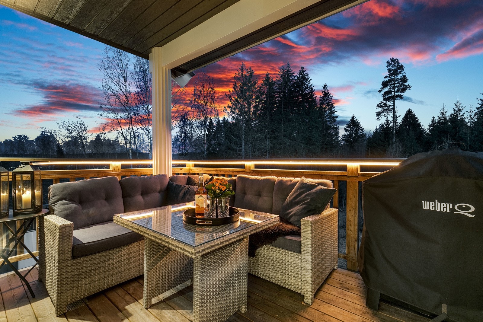 Det er utgang fra kjøkkenet til en flott sydvendt balkong 8 kvm, med utsikt mot skogen. Flott stemningsbelysning langs rekkverk Galleribilde