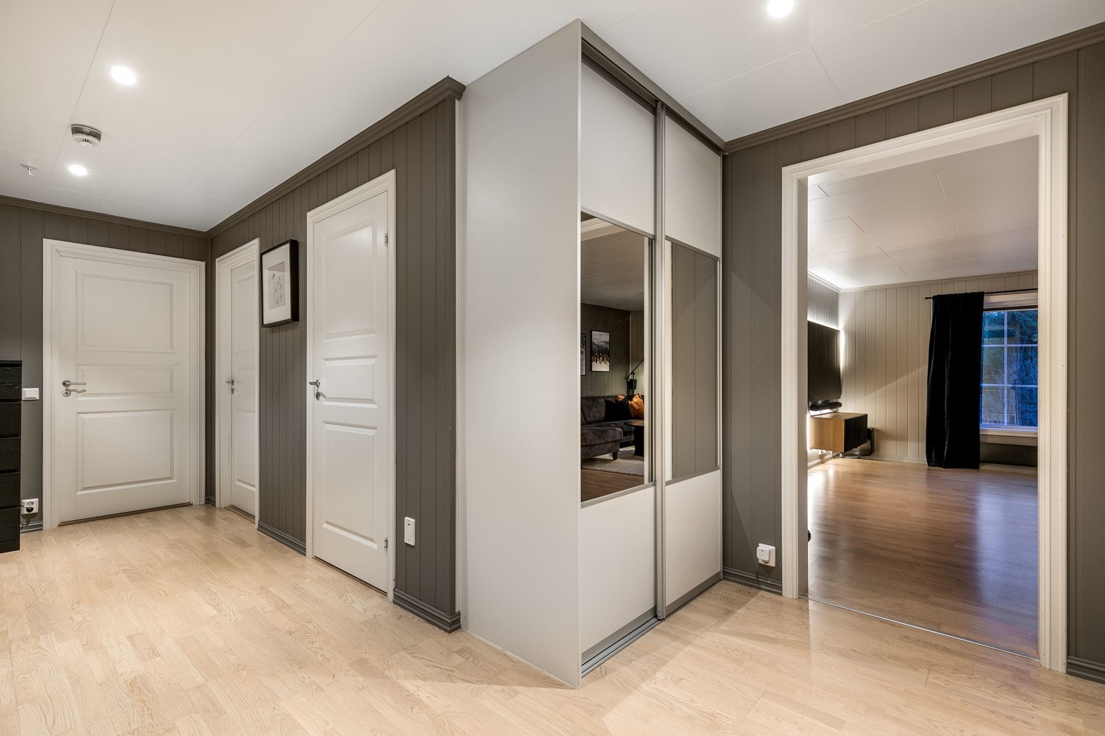 Lys og romslig gang/entré, med fin avsatt plass til kommode. Praktisk skyvedørsgarderobe. Galleribilde