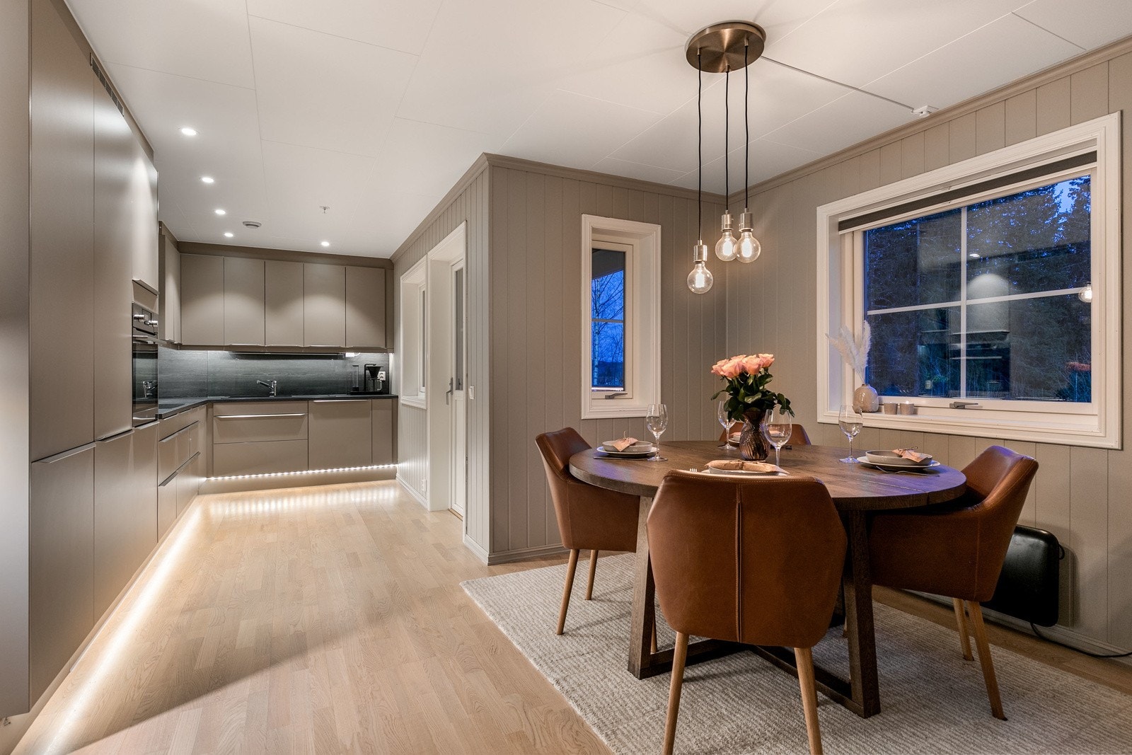 Leiligheten har en familievennlig og gjennomgående planløsning. Flott spisestue ved kjøkkenet. Galleribilde