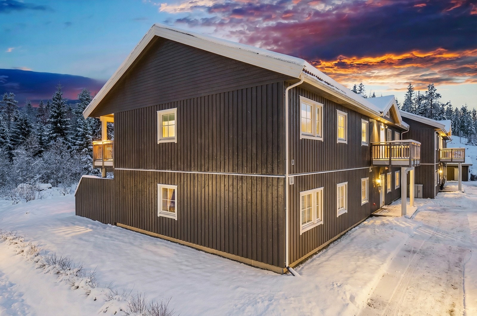 Leiligheten har en meget god internbeliggenhet, i byggets 2. etasje på hjørnet av bygget. Galleribilde