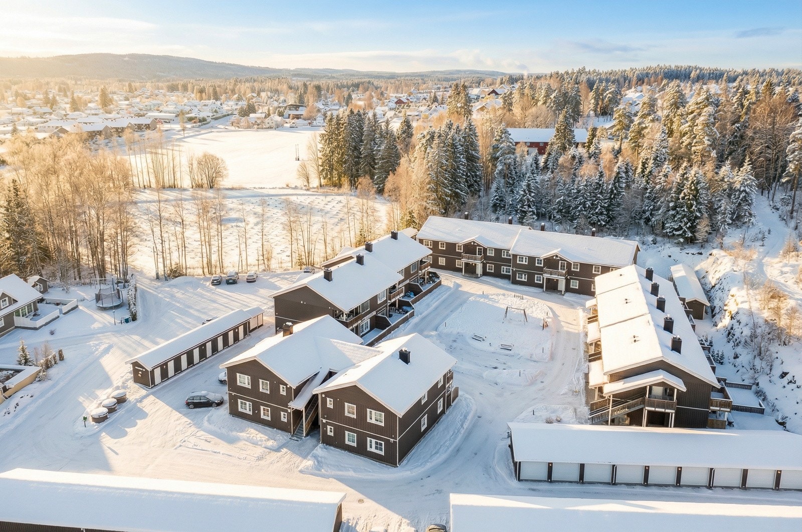 Eiendommen har en meget attraktiv og sentral beliggenhet på Råholt i Eidsvoll kommune. Området har kort vei til skoler, barnehager, lekeplass, fotballbane, marka m/flott turterreng, samt et rikt utvalg av fasiliteter og servicetilbud. Galleribilde
