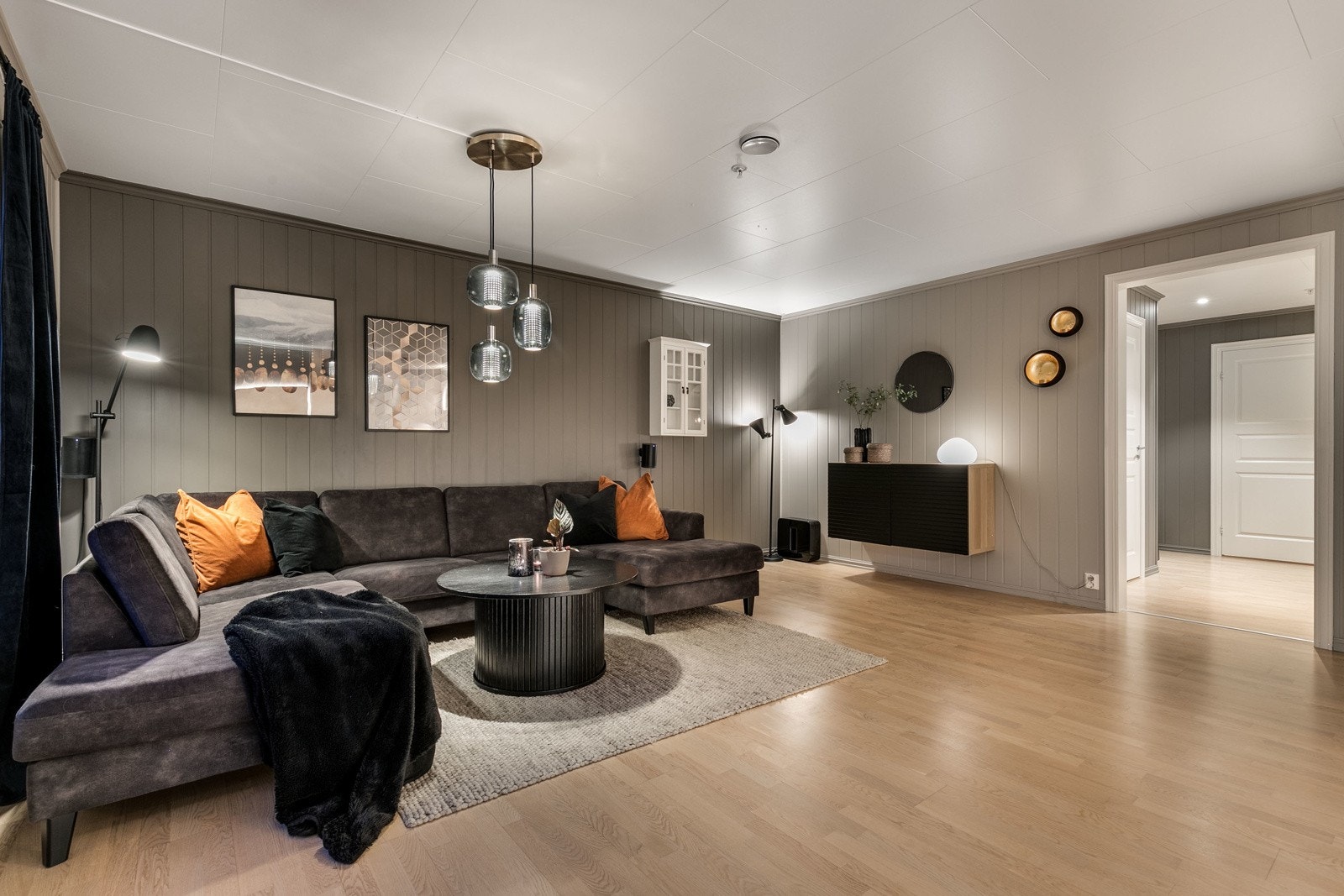 Stuens vegger er malt i moderne og tidsriktige farger som harmoniserer godt med boligens fargepalett. Galleribilde