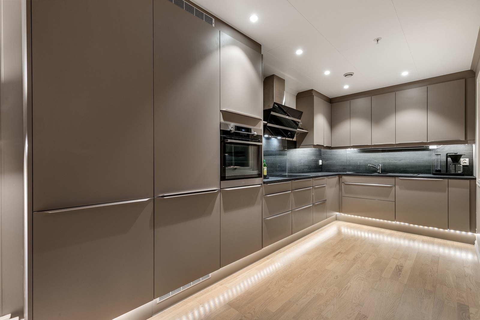 Stilrent og moderne oppgradert Sigdal kjøkken fra 2018 i åpen løsning mot stuen/spisestuen. Kjøkkenet har rikelig med skap og benkeplass. Galleribilde