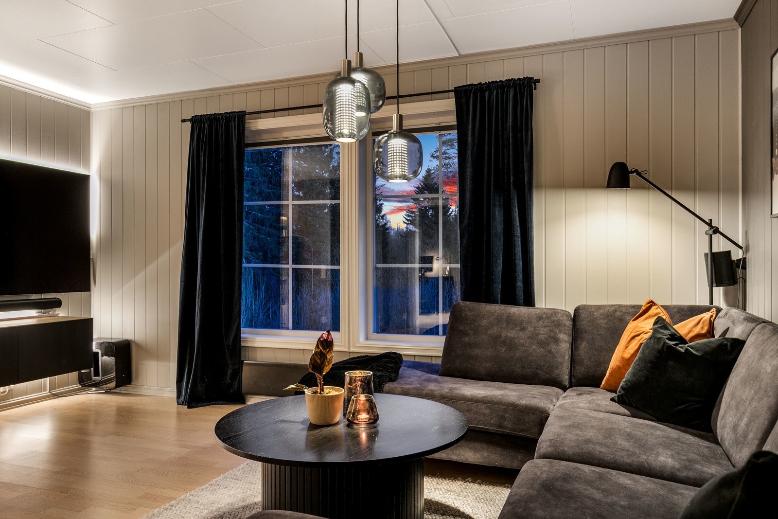 Boligen er oppgradert med smarthjem styring fra Homey Pro, som styrer lys, varme og inngangsdør fra app. Galleribilde