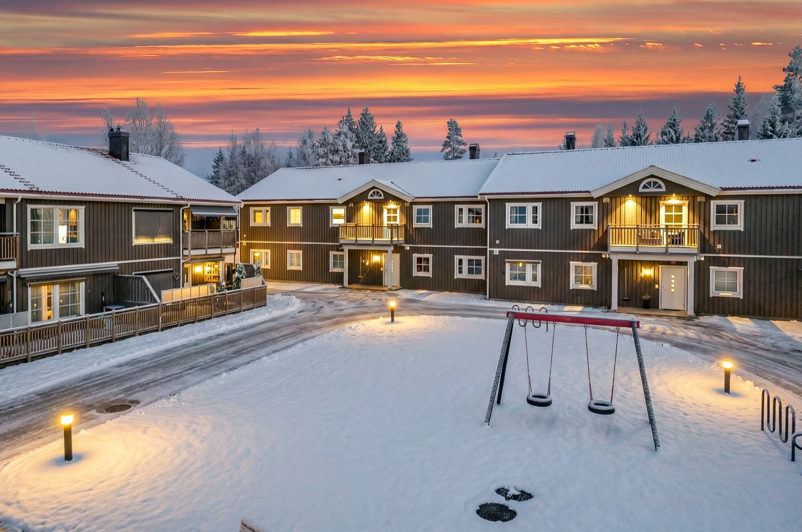 Veldrevet sameie bestående av 30 seksjoner. Flotte fellesarealer med lekeplass og grøntområder Galleribilde