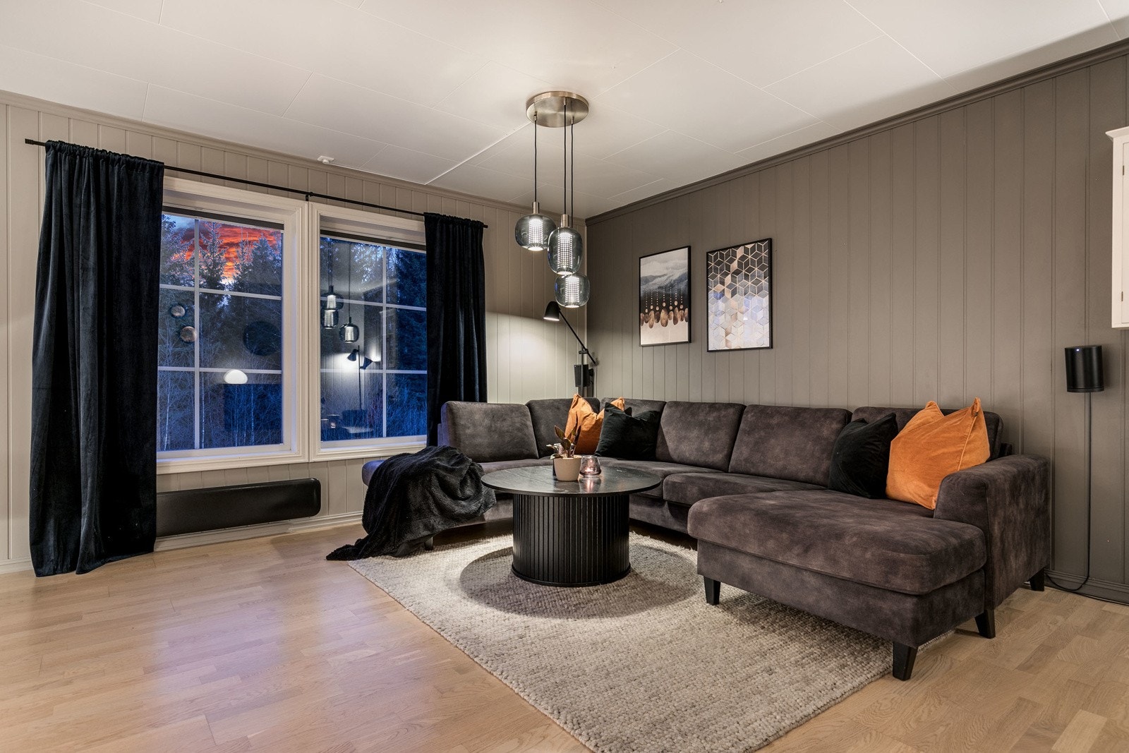 Det er montert påkostede plissegardiner foran alle vinduer Galleribilde