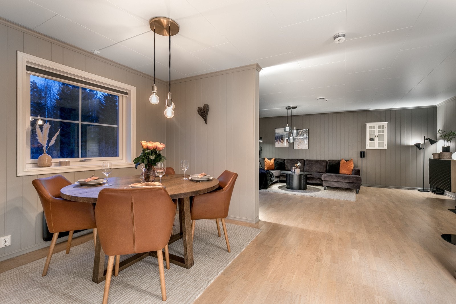 Gulvet i stuen er belagt med flott hvitpigmentert eikeparkett, som strekker seg sømløst inn i de øvrige oppholdsrom Galleribilde