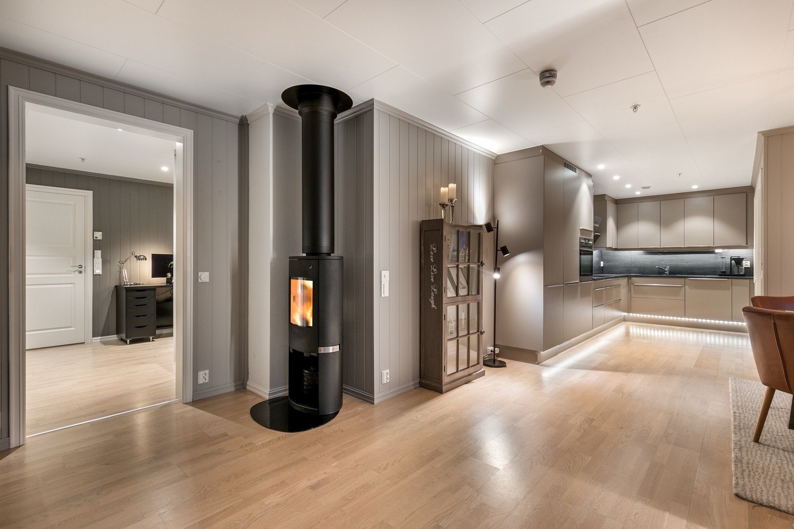 Moderne peis i hjertet av leiligheten, sørger for varme og ekstra hygge kveldstid Galleribilde