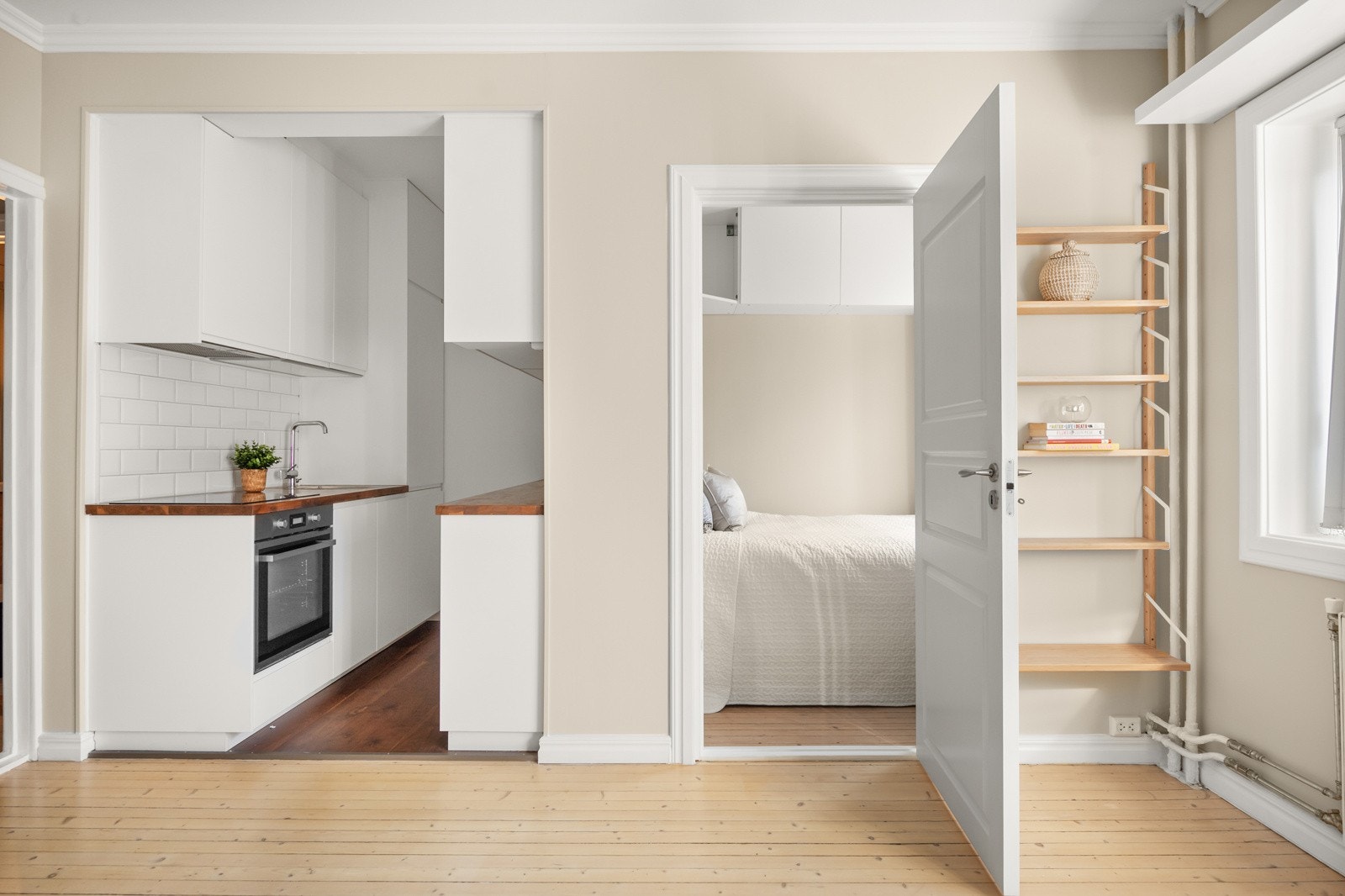 Fra stuen mot kjøkken og soverom. Galleribilde