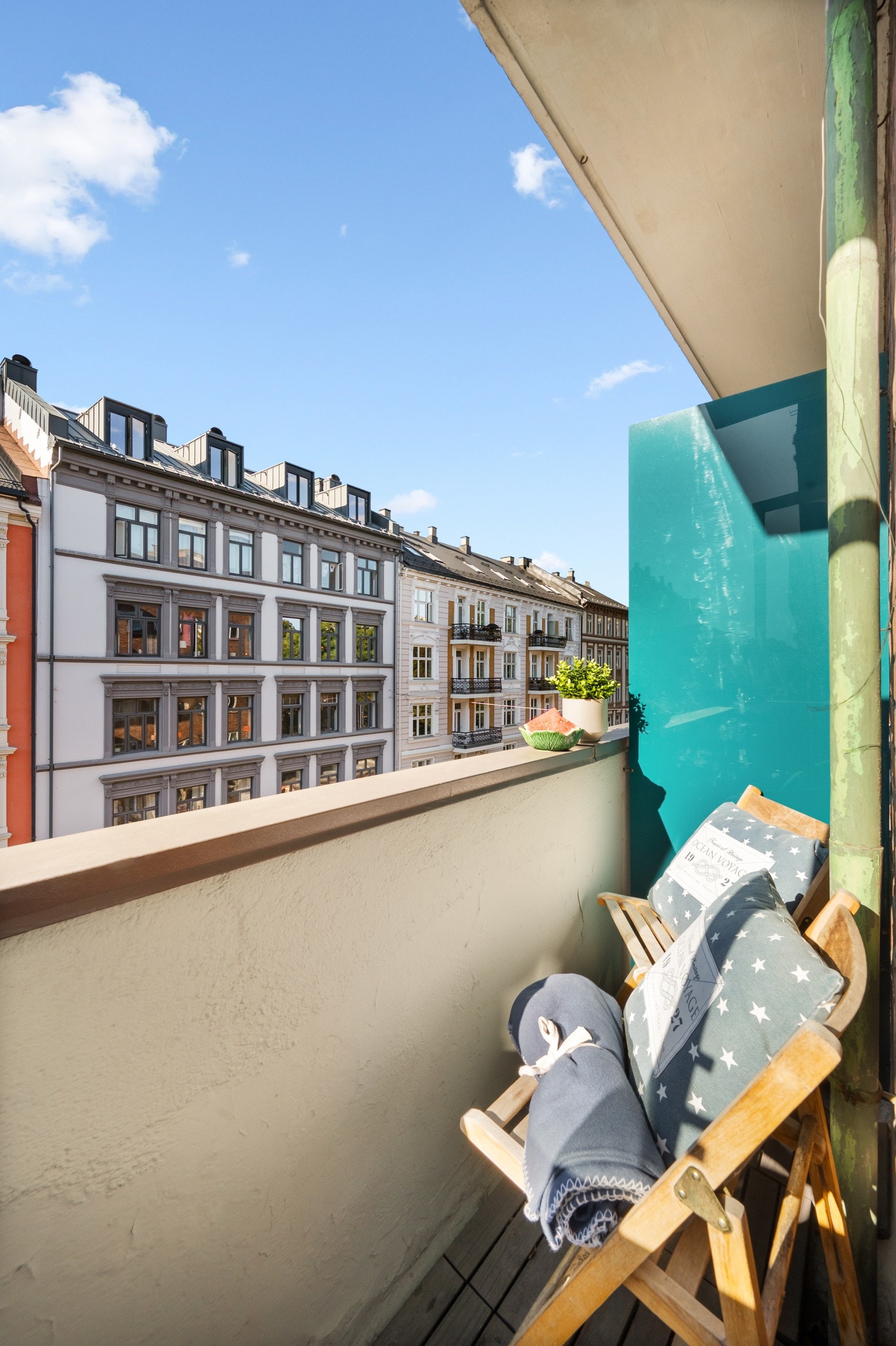 Hyggelig vestvendt balkong på 1,3m² med ettermiddagssol. Galleribilde