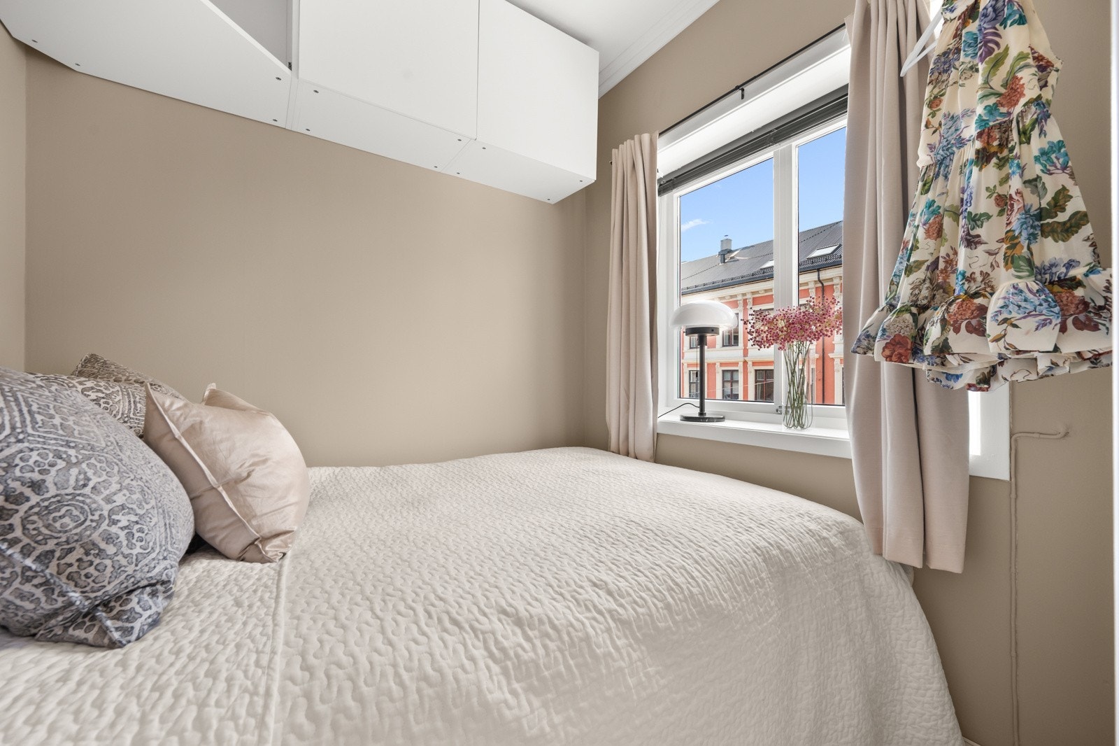 Soverom med plass til dobbeltseng og nattbord. Galleribilde