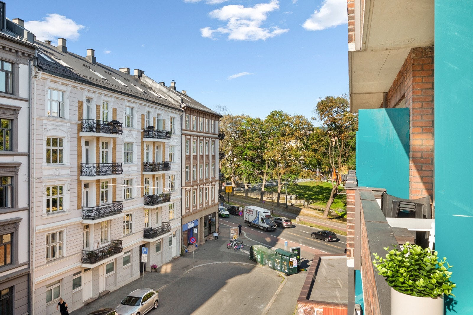 Utsyn fra balkong mot Alexander Kiellands plass. Galleribilde