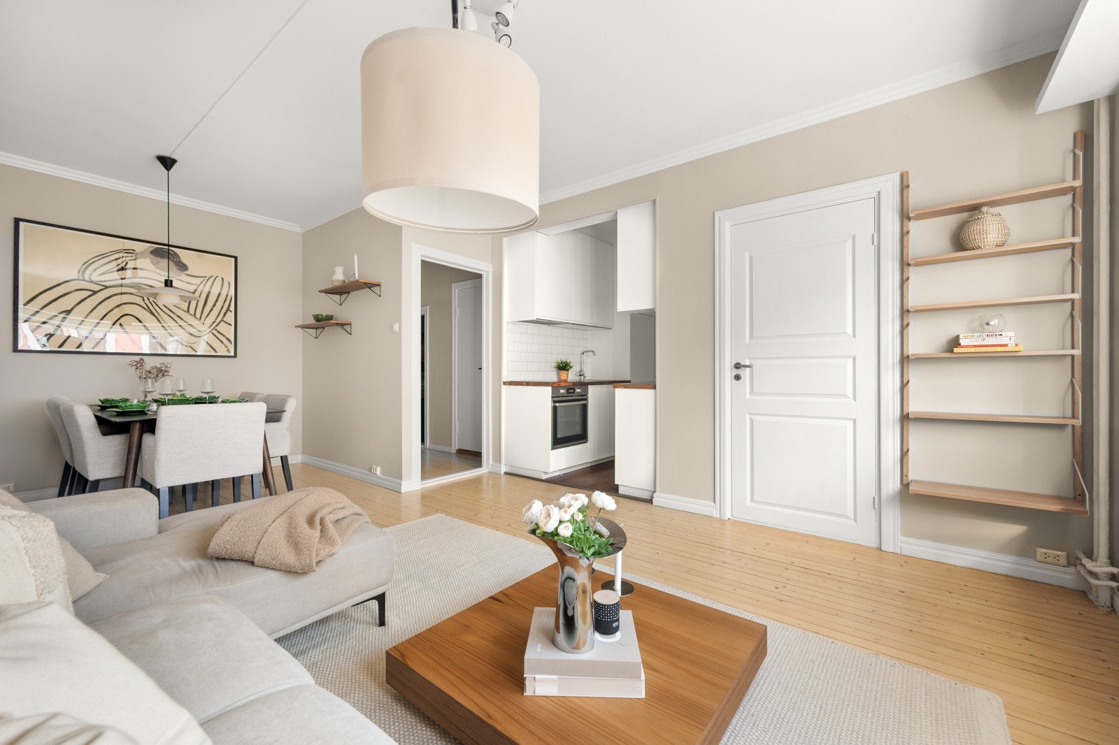 Stuen har en generøs takhøyde på 2,65m. Galleribilde