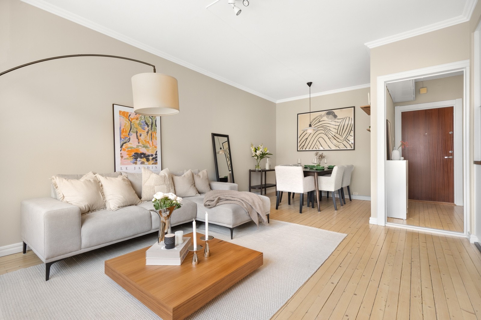 Boligen fremstår luftig med en generøs takhøyde opp mot 2.67m, store vindusflater og med flotte, behandlede heltregulv. Galleribilde