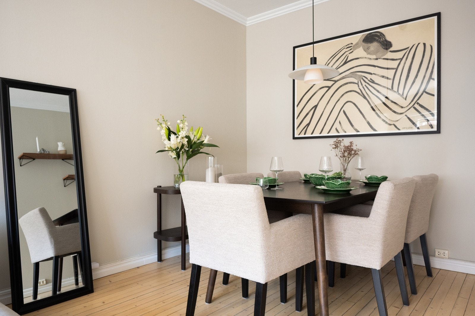 Stuen har gode soner, med god plass til en romslig spisegruppe. Galleribilde