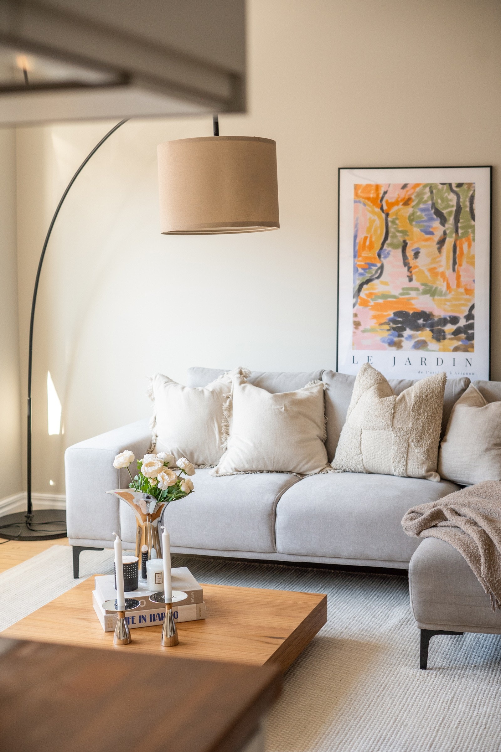 Leiligheten ble malt av fagfolk i 2025 herav vegger, lister, karmer og tak, inklusive tak på bad. Galleribilde