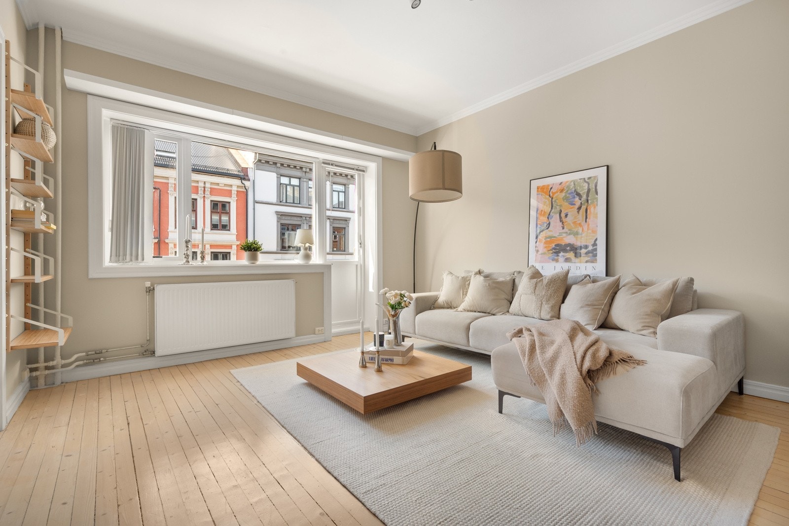 Særdeles luftig stue med god takhøyde og rikelig med naturlig lysinnslipp via stor vindusflate og balkongdør Galleribilde