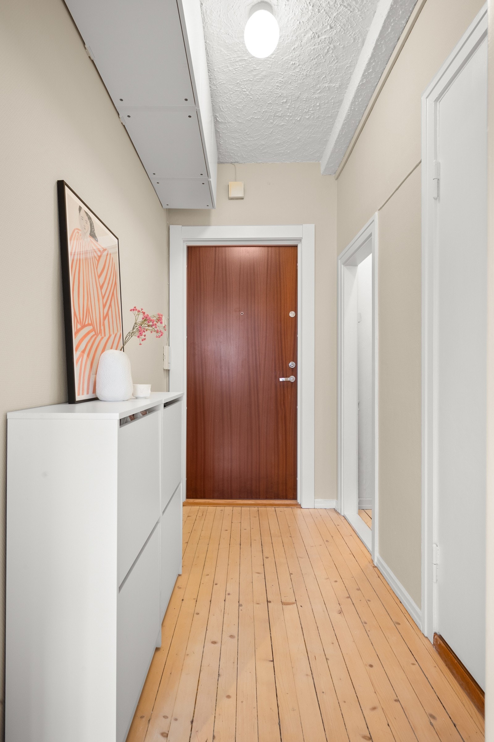 Entré med plass til kommode og klesavheng. Galleribilde