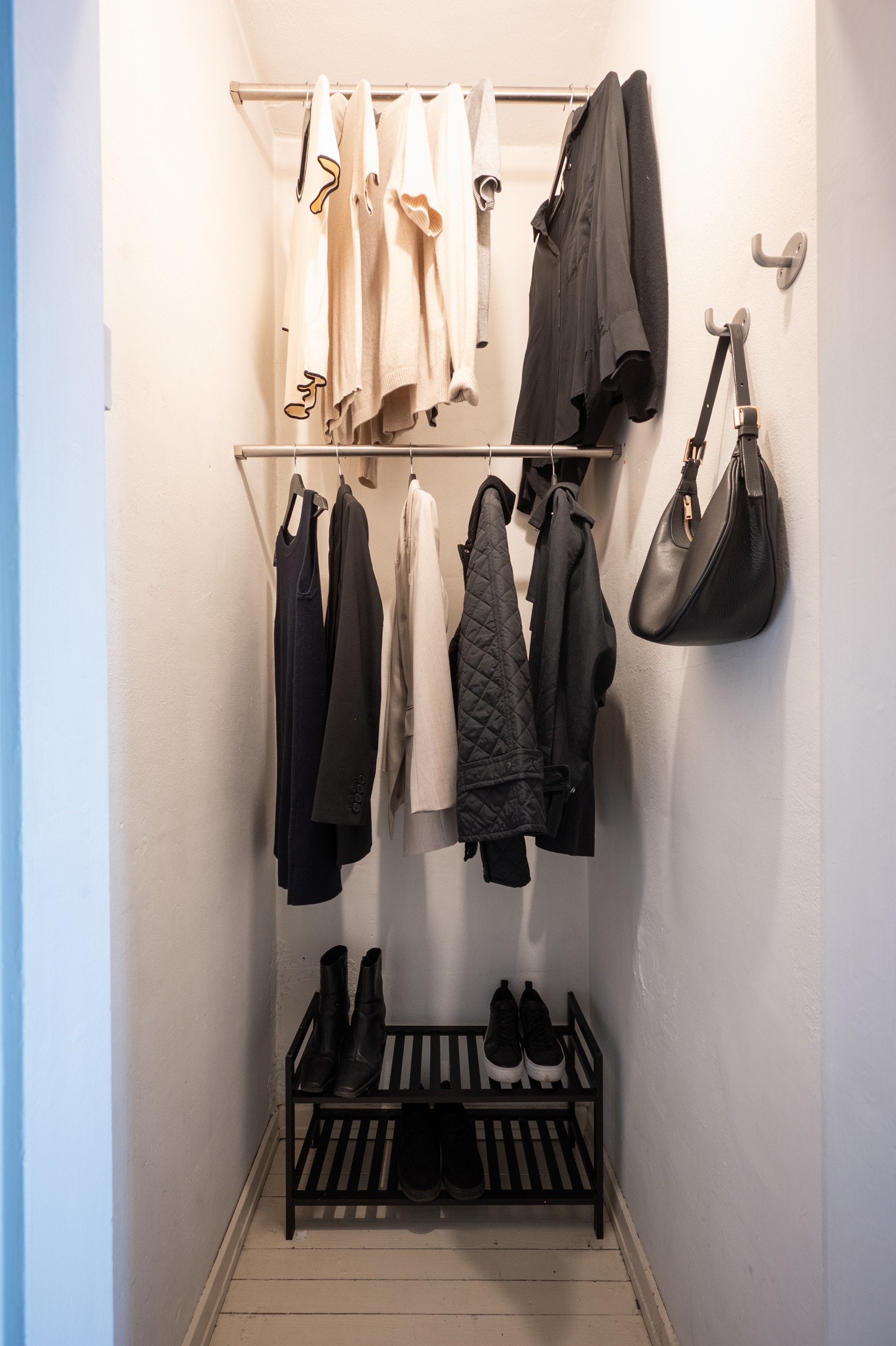 Praktisk, romslig kott med tilgang fra entré med plass til ytterligere klesavheng og sko-oppbevaring. Galleribilde