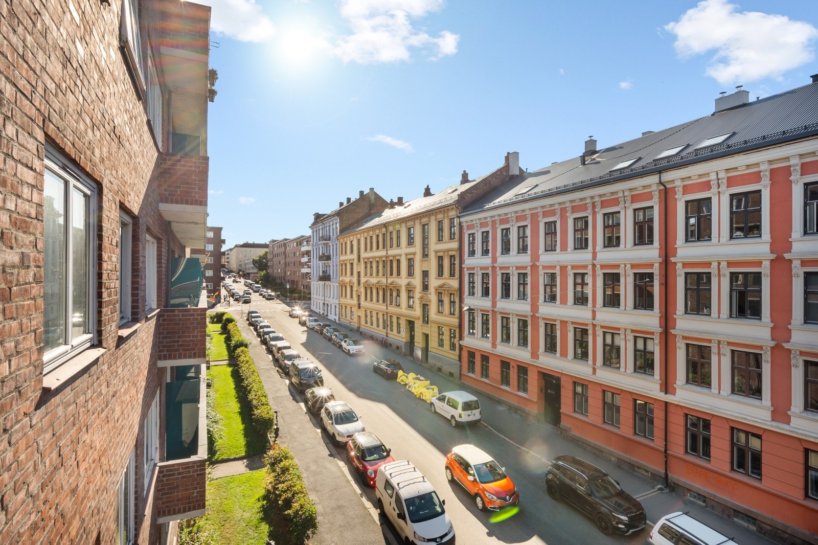 Utsyn fra balkong oppover Bjerregaards gate. Galleribilde