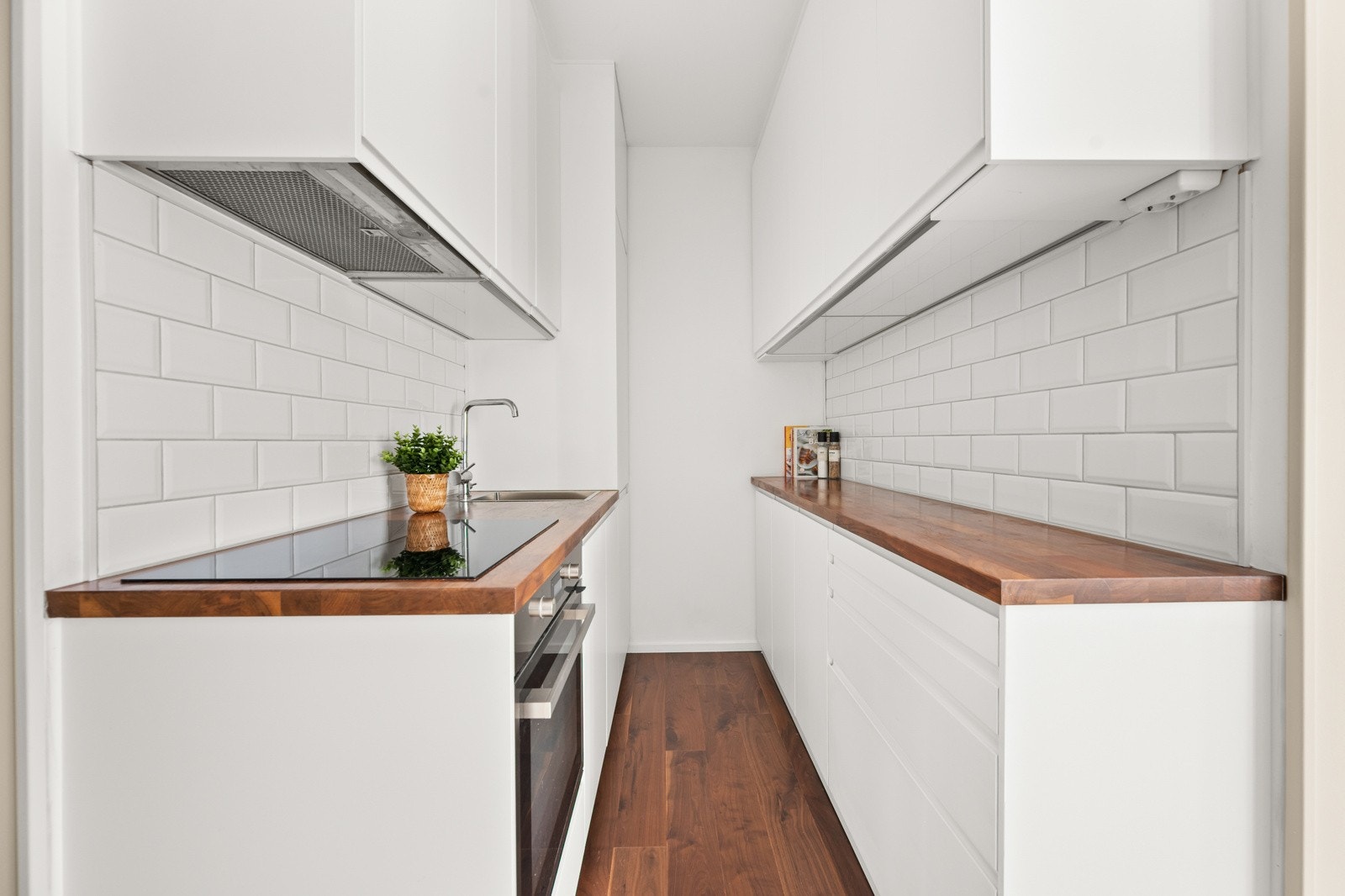 Stilren og godt utnyttet kjøkkeninnredning fra IKEA, ny i 2019. Galleribilde