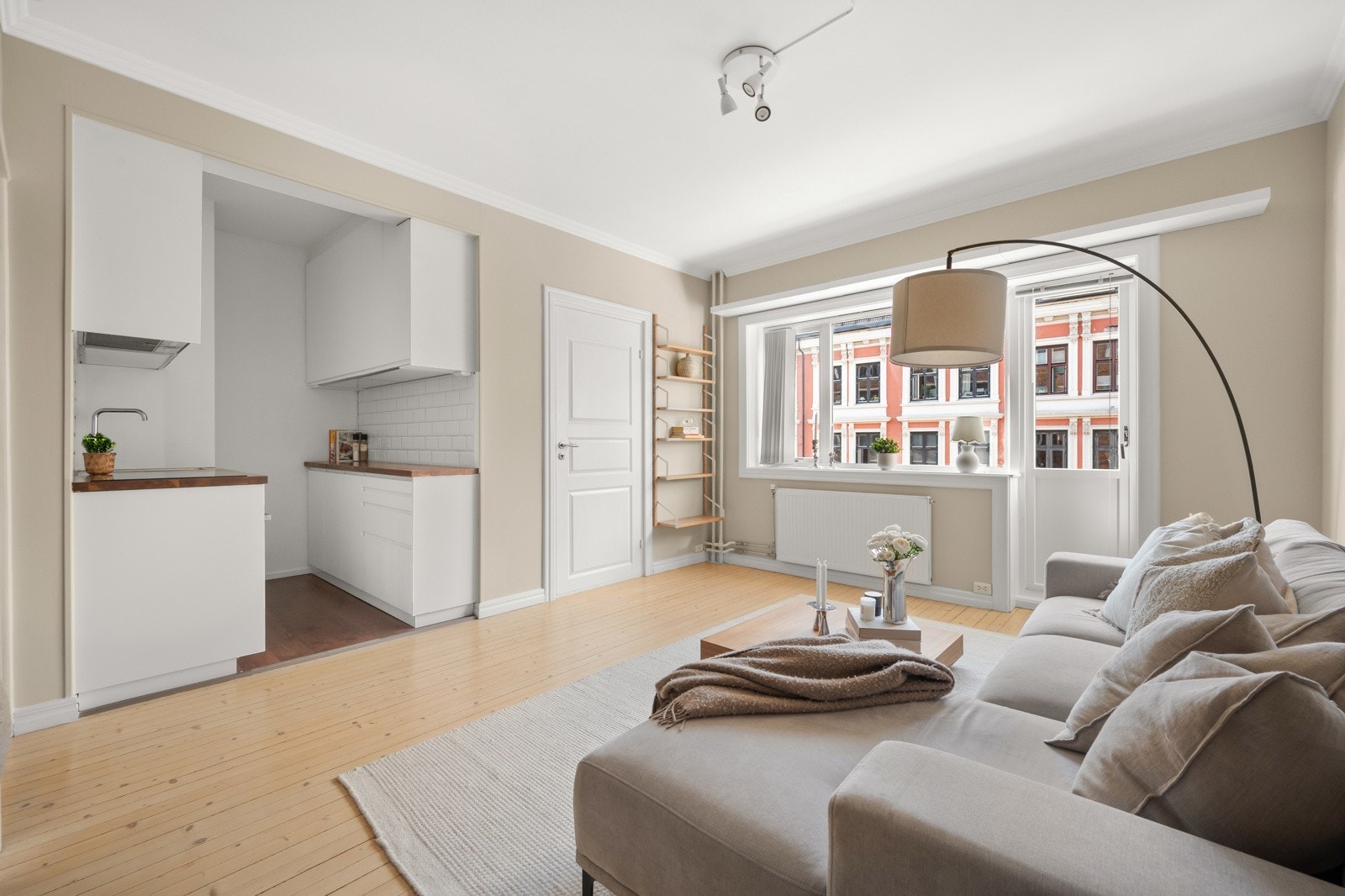 Kjøkkenet ligger i en sosial, åpen løsning med stuen, men likevel tilbaketrukket. Galleribilde