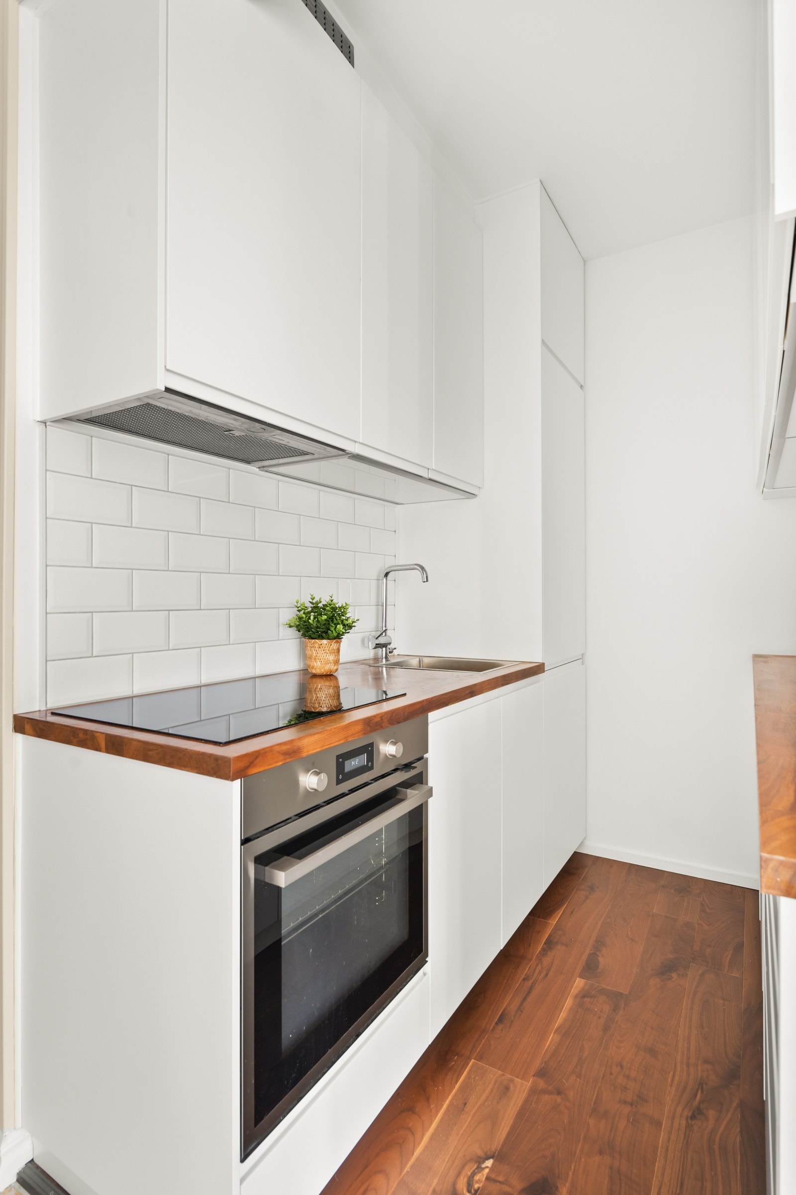 Kjøkkenet har glatte fronter, benkeplate av laminat og rikelig med skap- og benkeplass. Galleribilde