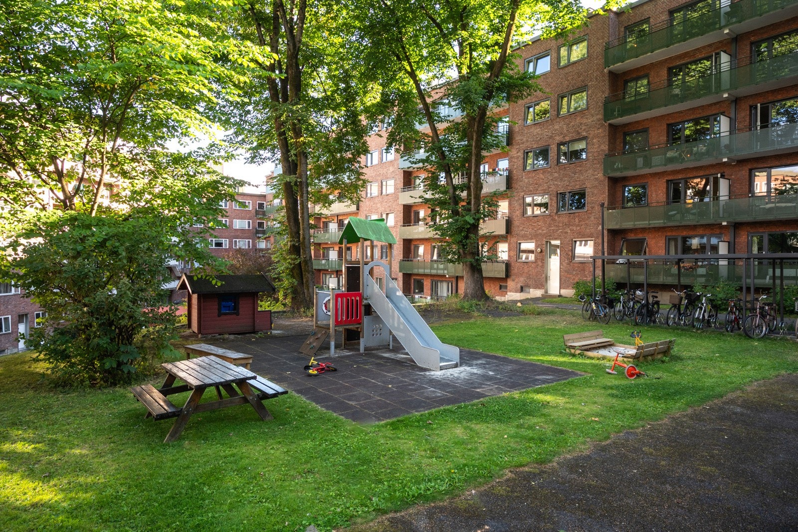 Veldrevet sameie. Rørene hadde rørfornying med strømpeløsning i 2024. Bakgården ble kjøpt opp (tidl. leid) av sameiet og borettslaget i 2025. Galleribilde