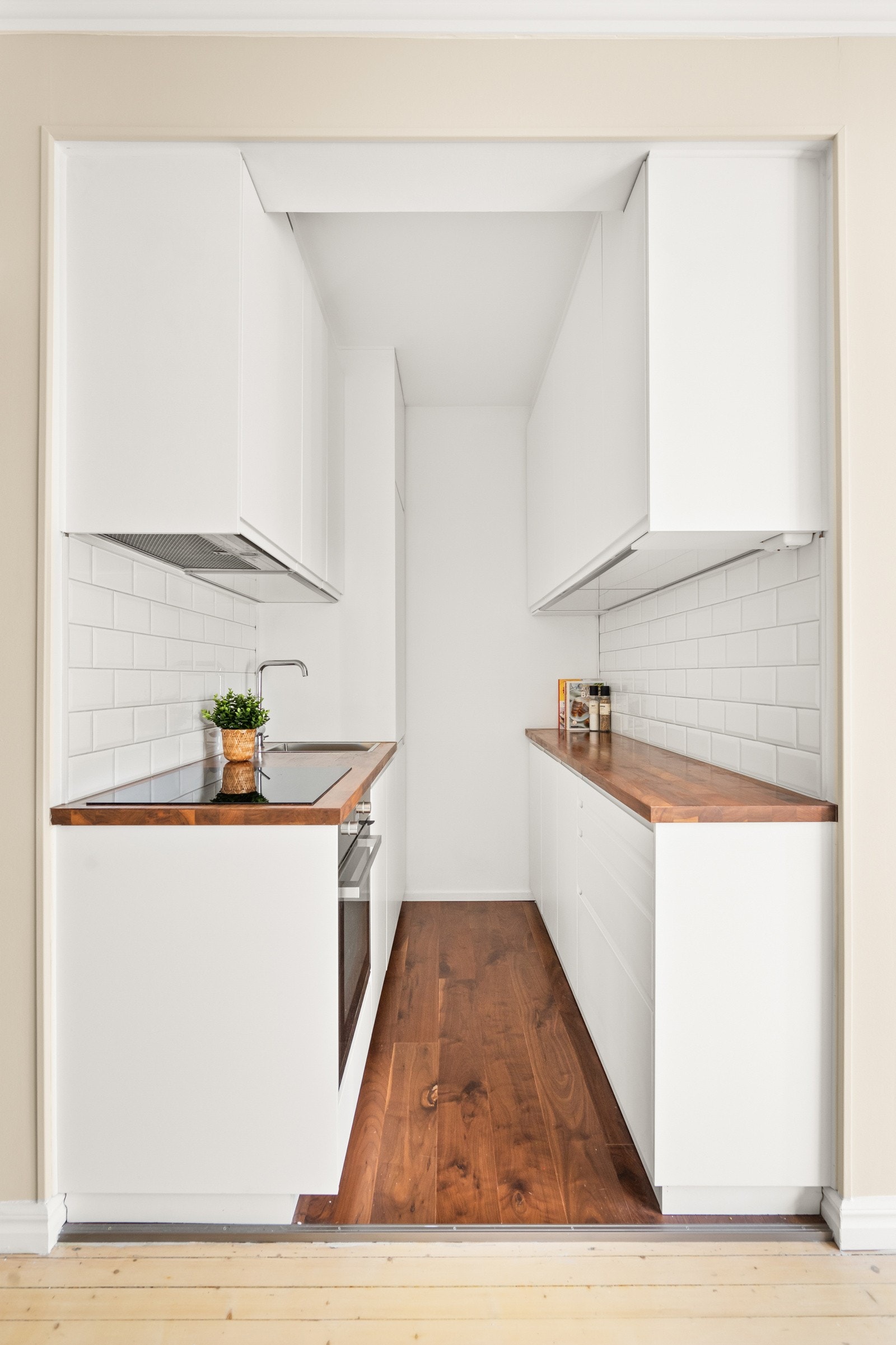 Integrert i innredningen er kjøleskap/fryser, komfyr, platetopp og oppvaskmaskin. Kjøkkenventilator med kullfilter. Galleribilde