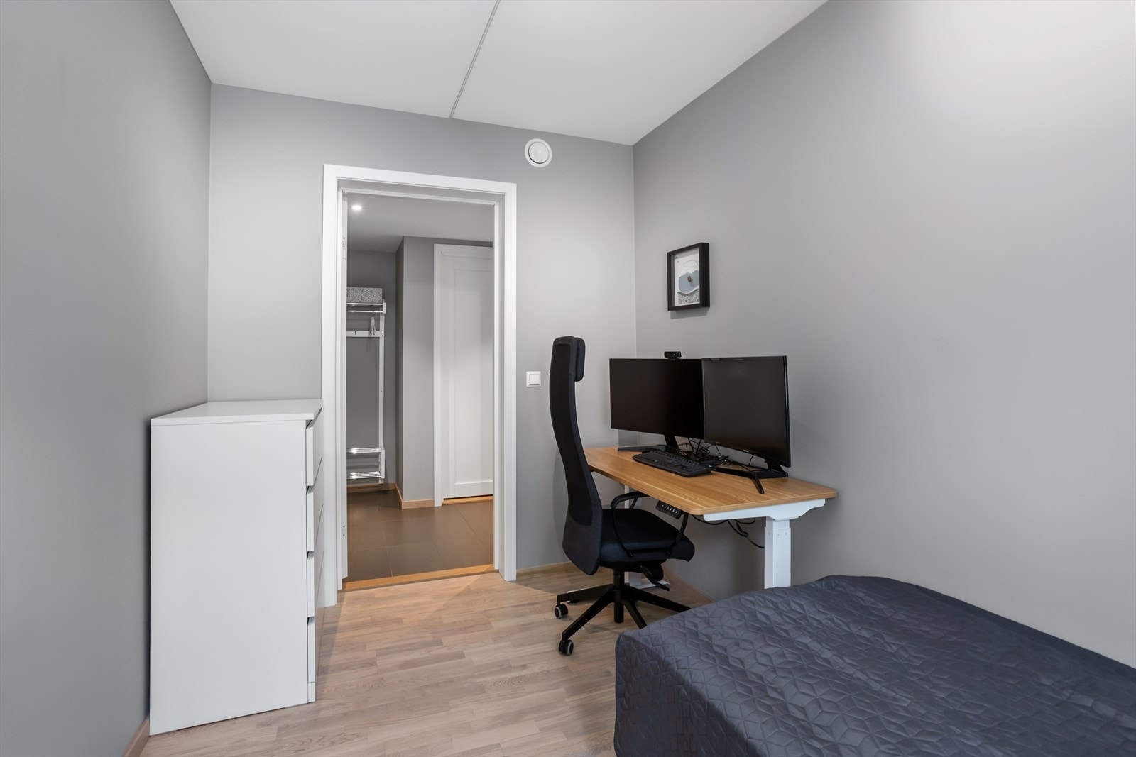 Innvendige overflater på soverommene består av malte plater og parkett Galleribilde