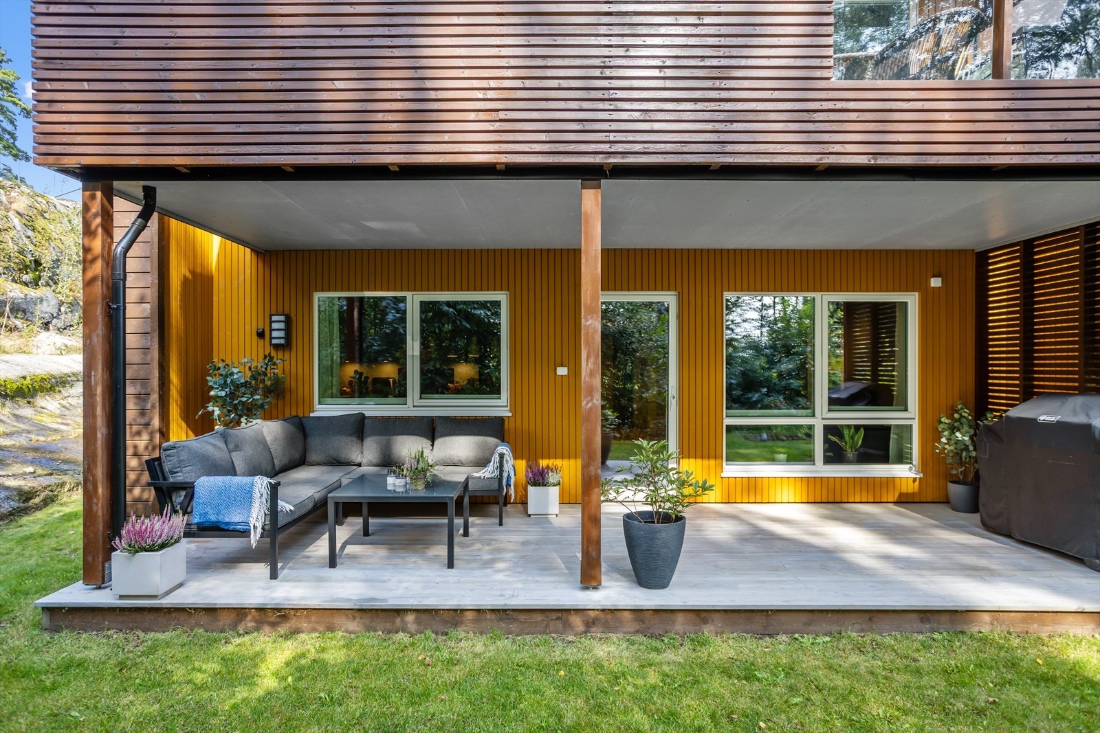 Leiligheten har egen hage/plen ved terrassen Galleribilde