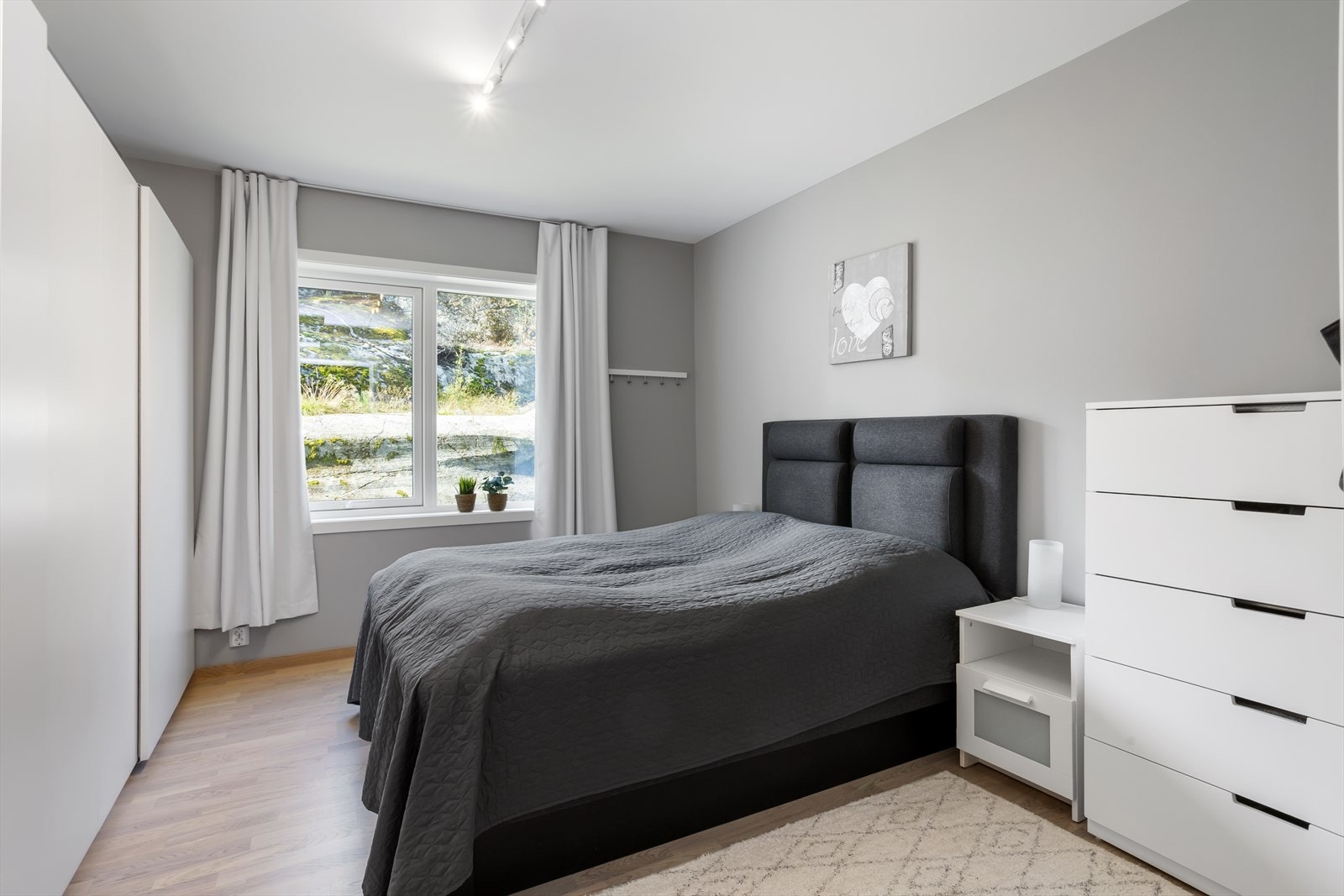 Hovedsoverom med plass til dobbeltseng og garderobeløsning Galleribilde