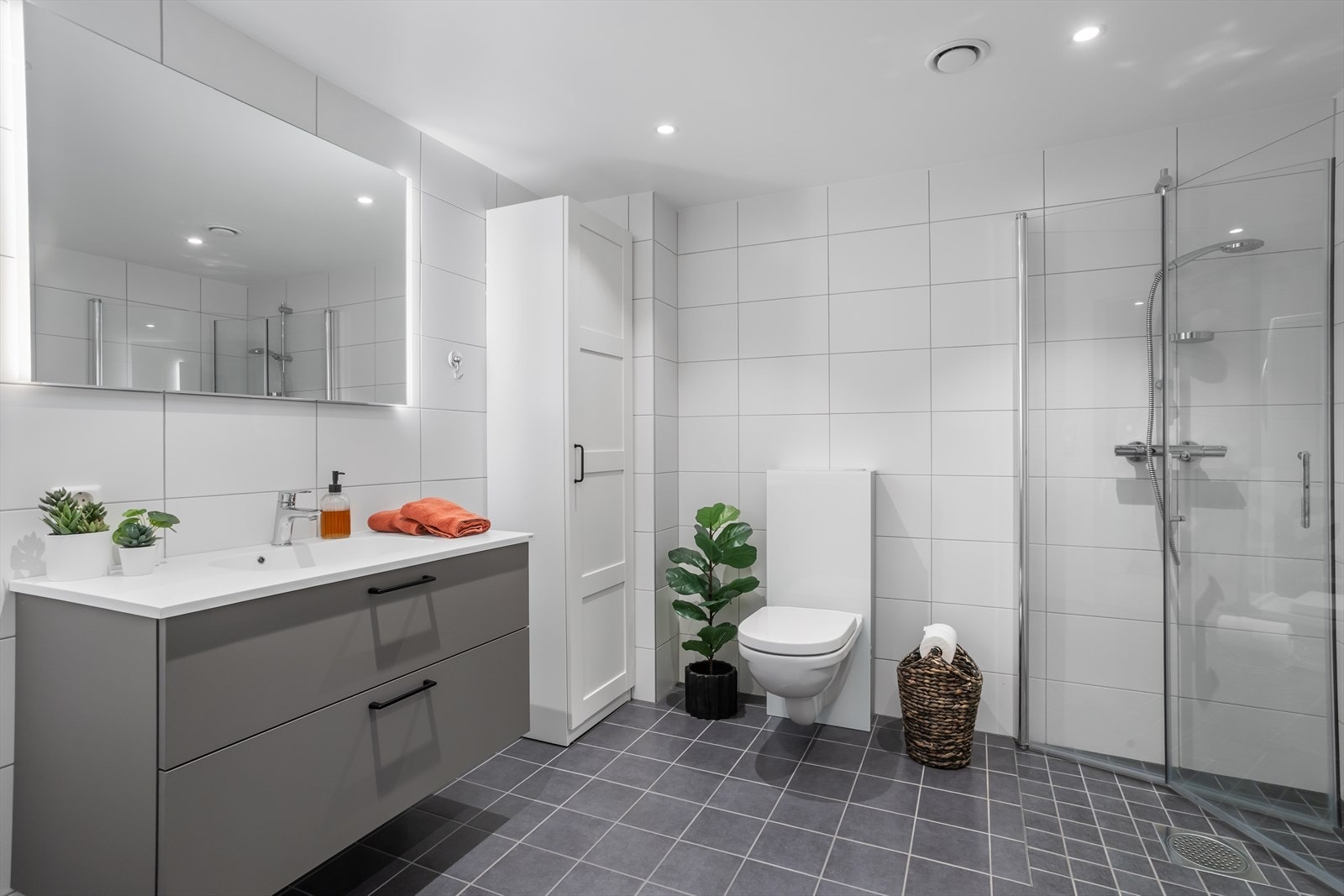 Delikat og romslig bad med dusjhjørne, veggehengt toalett og innredning med servant. Plass til vaskemaskin og tørketrommel Galleribilde