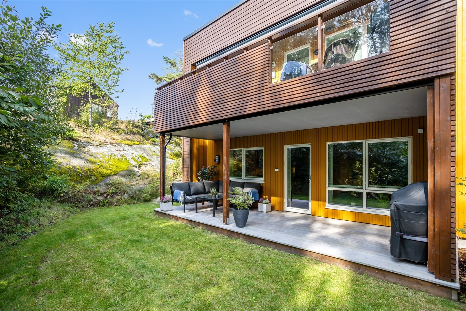 Egen uteplass med terrasse og plen Galleribilde