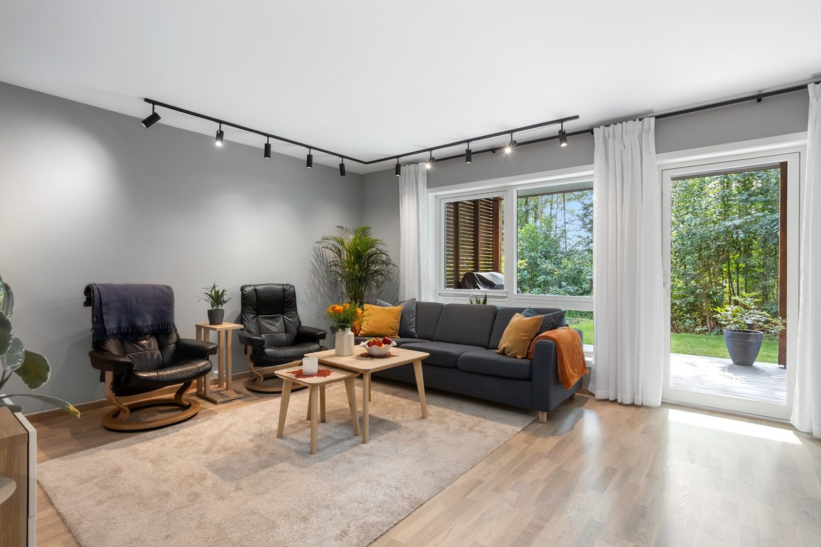 Fra stuen/kjøkken er det utgang til terrasse og egen hagedel Galleribilde