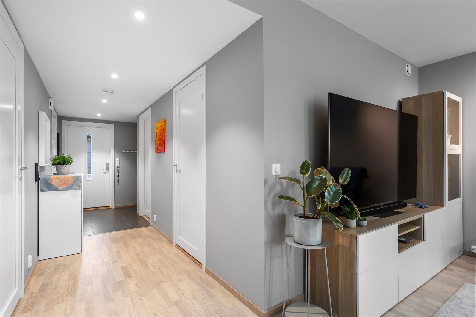 Oversiktlig gang som binder leiligheten sammen med adkomst til alle rom Galleribilde