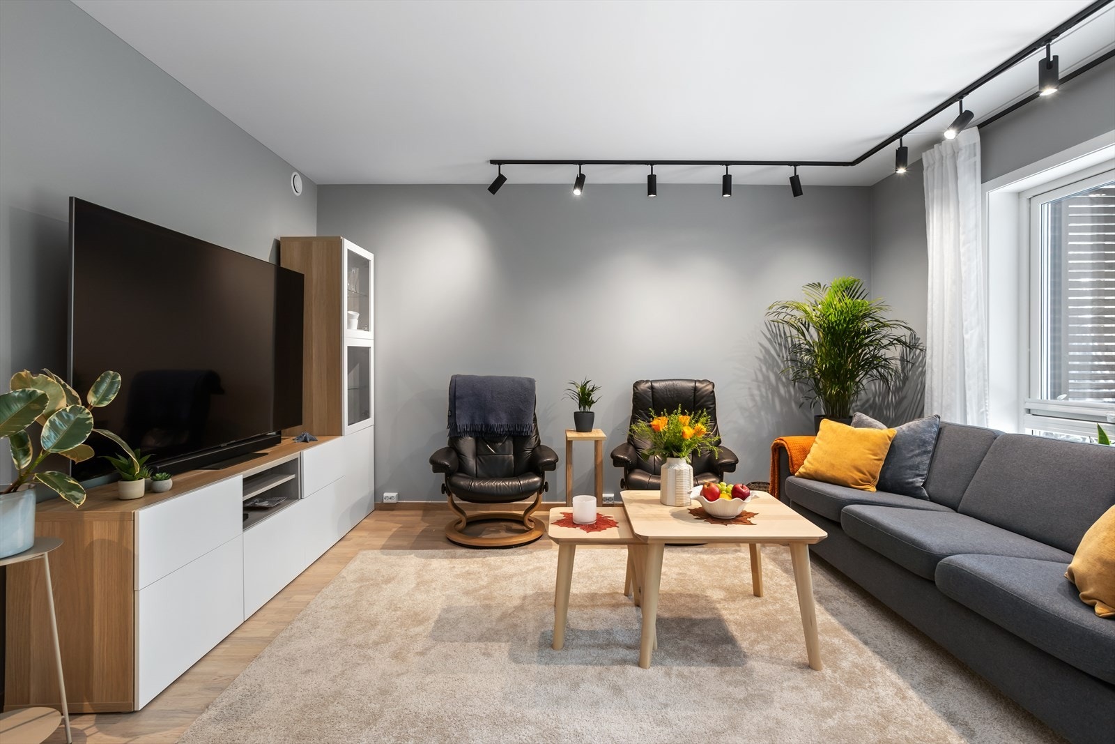 Lys stue med åpen løsning mot kjøkken! Her kan du enkelt innrede en koselig sofakrok Galleribilde