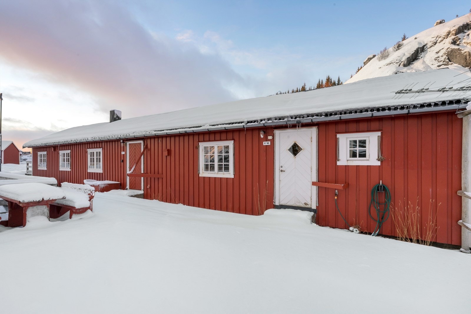 Rød dør hytte nr. 1 og størst- hvit dør hytte nr 2 og minst Galleribilde