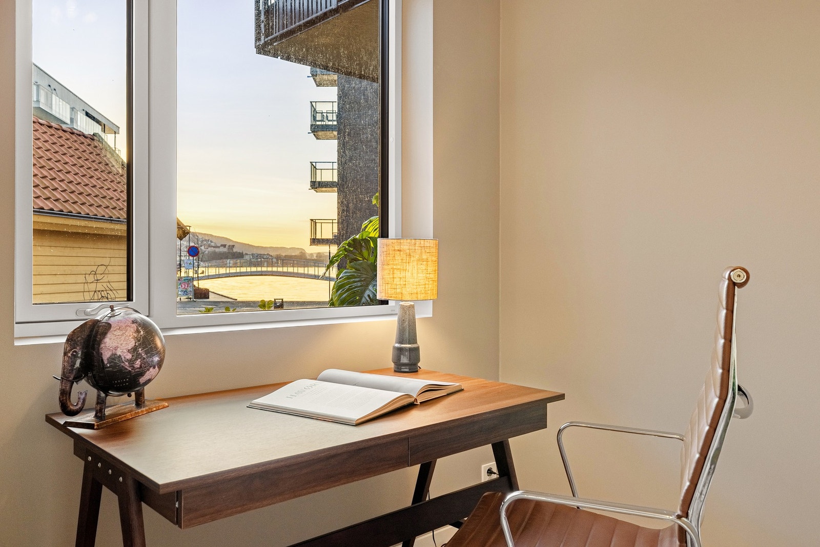 Fra soverommet har man nydelig sjøutsikt, tenk å våkne her! Galleribilde