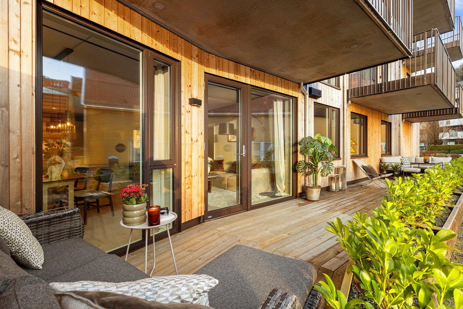 Fra stue/kjøkken er det utgang til en terrasse på ca. 26 kvm. Her er det fantastiske sol- og utsiktsforhold. Galleribilde