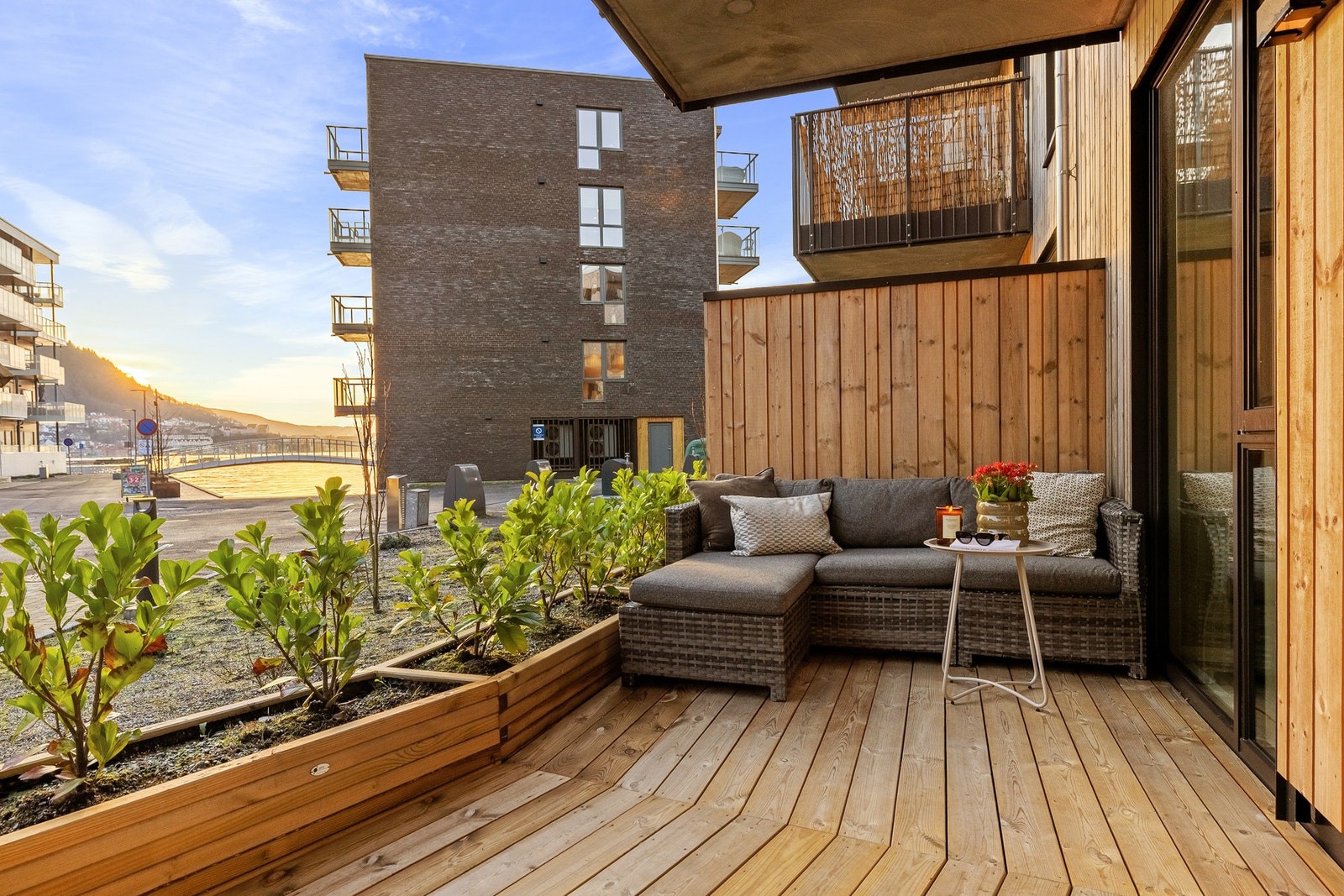 Her er det plass til både sittegruppe og grill - perfekt for rolige morgenstunder eller hyggelige ettermiddager. Galleribilde