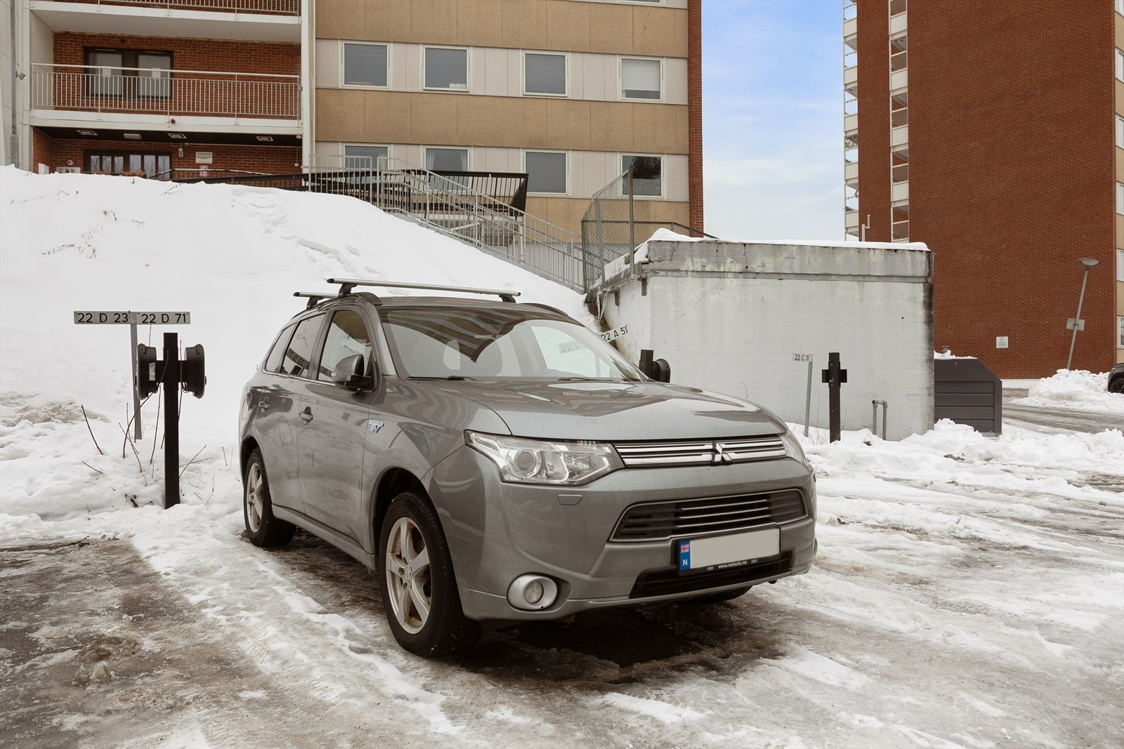 Borettslaget fordeler parkeringsplass etter venteliste. Man er som oftest garantert en plass, men plasseringen er usikker, samt om man ønsker elbillader er det en ekstra venteliste for dette. Galleribilde