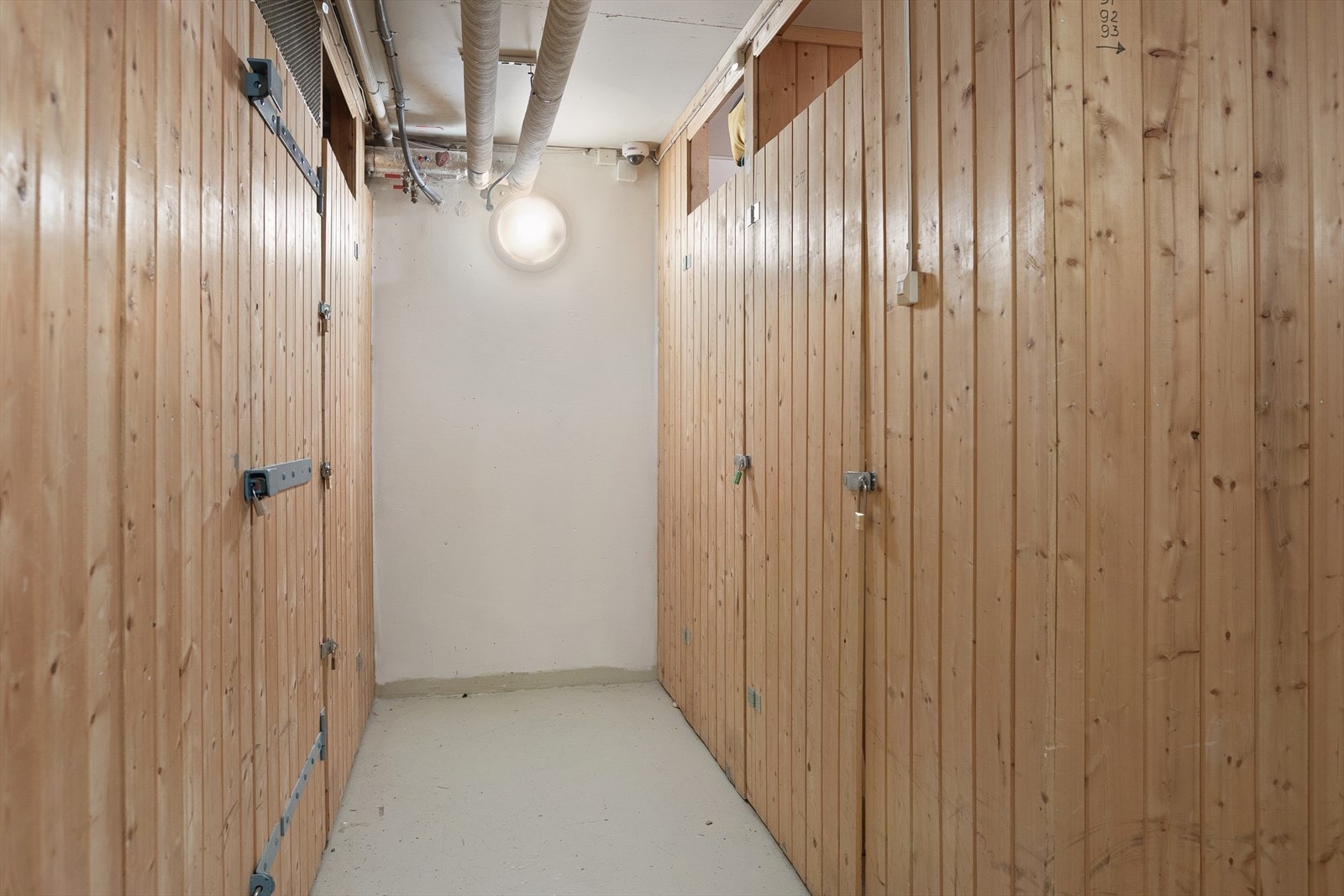 Det medfølger en bod og en matbod Galleribilde